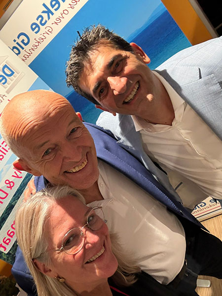 Bezoekers bij de stands